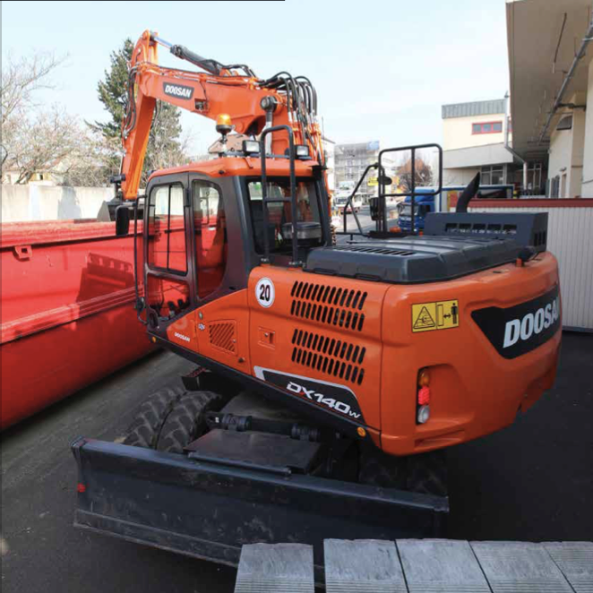 Pelle sur pneus DX140W-5